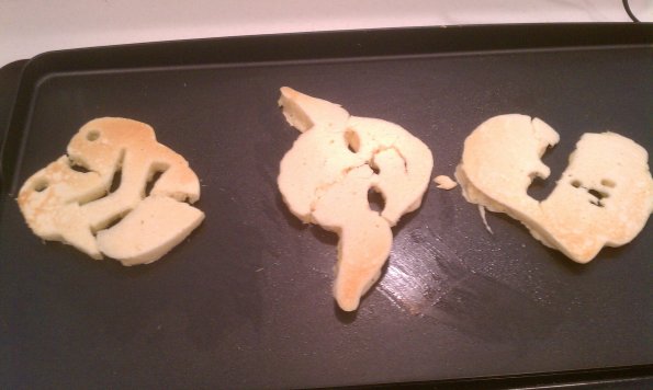 Yah, that's right, Star Wars themed pancakes for brinner
